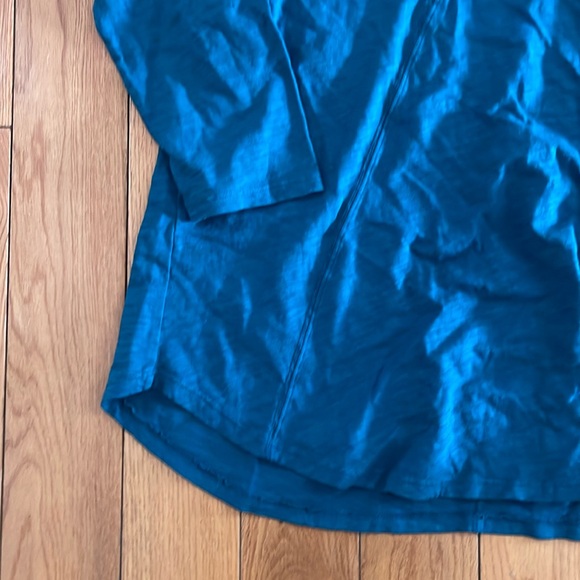 Mododoc Seamed V-Neck Tee - Picture 3 of 5